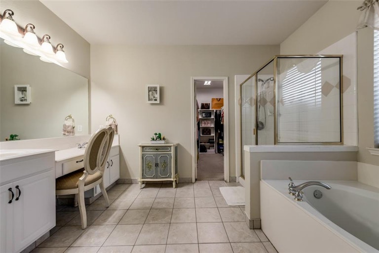 Photo 12 of 39 - 2608 Valencia Ln, Denton, TX 76210