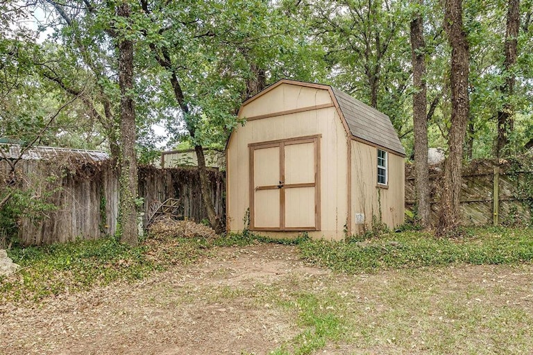 Photo 37 of 40 - 312 Emerald Ct, Burleson, TX 76028