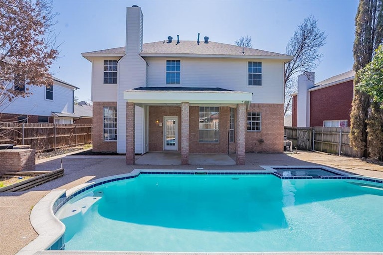 Photo 7 of 31 - 9025 Tyne Trl, Fort Worth, TX 76118