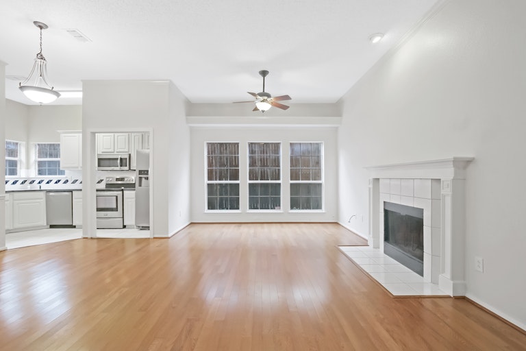 Photo 7 of 24 - 2504 Pinegrove Cir, Arlington, TX 76006