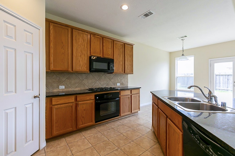 Photo 11 of 31 - 5703 Langham Dawn Ln, Houston, TX 77084