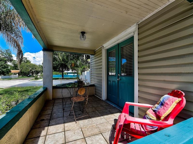 Photo 6 of 42 - 2010 Burlington Ave N, Saint Petersburg, FL 33713