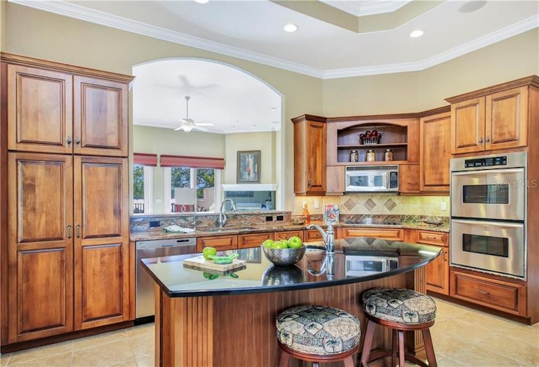Photo 5 of 25 - 1040 Paseo Del Rio NE, Saint Petersburg, FL 33702