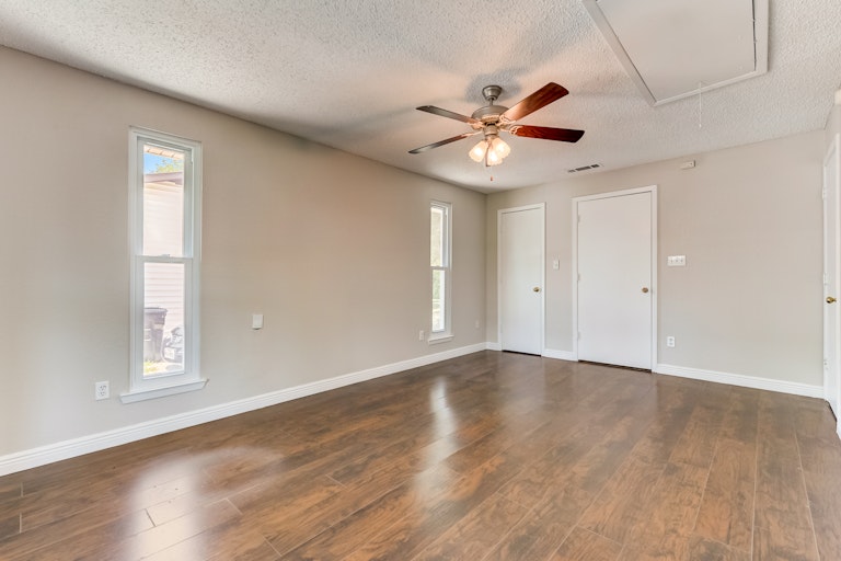 Photo 17 of 32 - 509 S Main St, Crandall, TX 75114