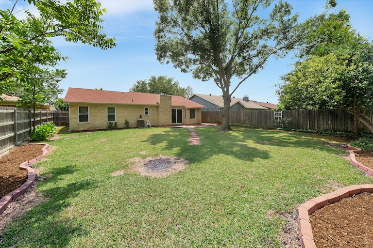 Photo 25 of 25 - 3820 Wedgworth Rd S, Fort Worth, TX 76133