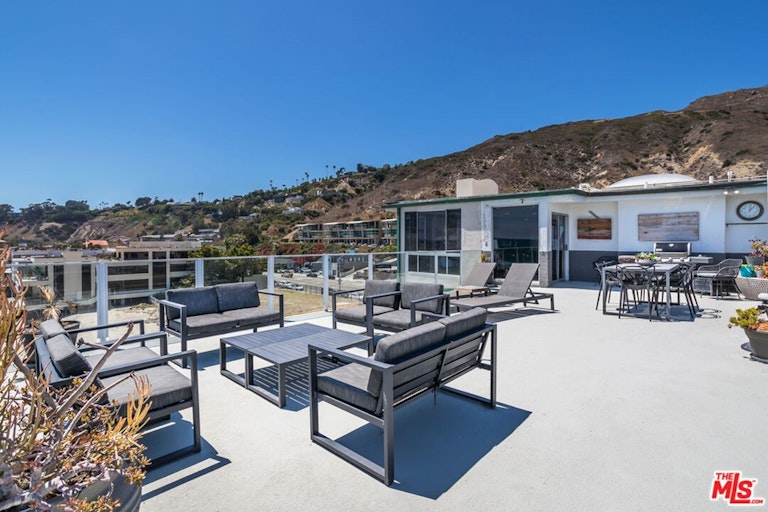 Photo 6 of 28 - 22548 Pacific Coast Hwy #410, Malibu, CA 90265