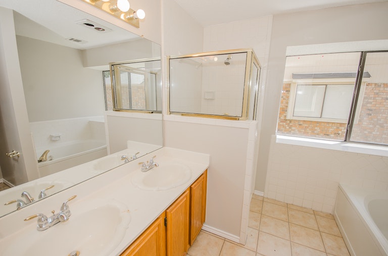 Photo 19 of 29 - 6205 Sasaki Way, Garland, TX 75043
