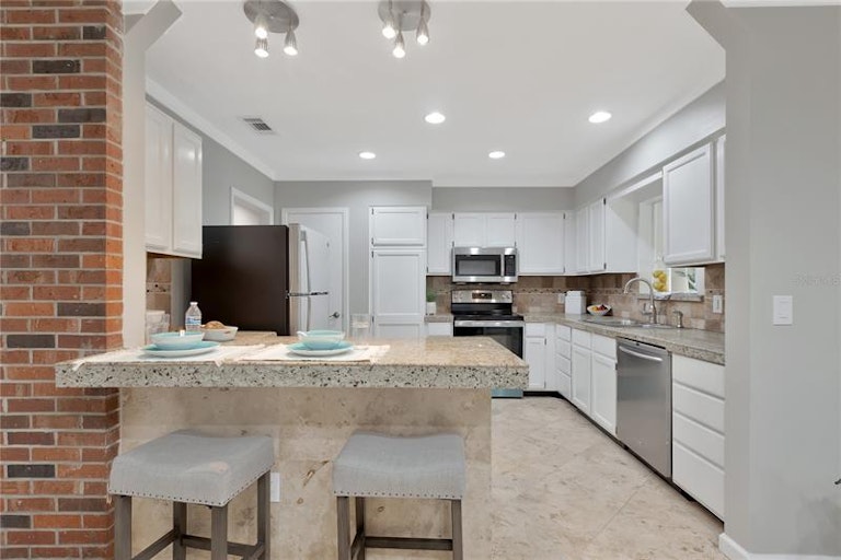 Photo 13 of 52 - 2302 S Arrawana Ave, Tampa, FL 33629
