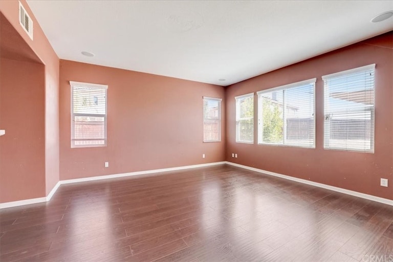 Photo 11 of 61 - 31916 Corte San Pablo, Winchester, CA 92596