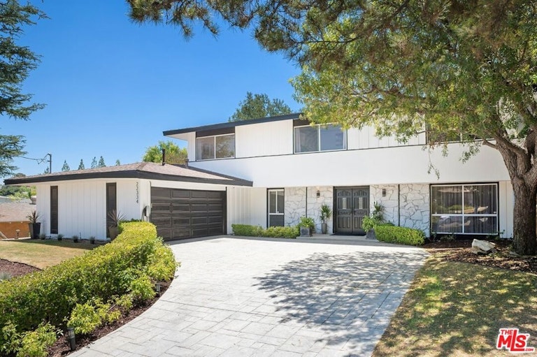 Photo 2 of 37 - 22334 Liberty Bell Rd, Calabasas, CA 91302