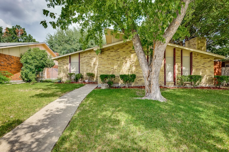Photo 1 of 16 - 3213 Tres Logos Ln, Dallas, TX 75228