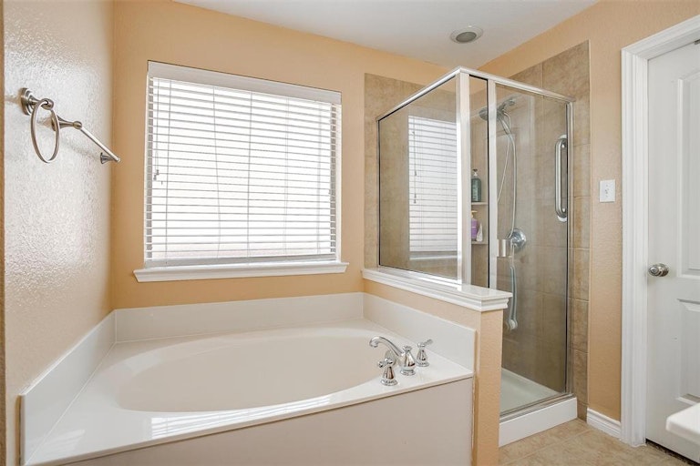 Photo 34 of 40 - 783 Peach Ln, Burleson, TX 76028