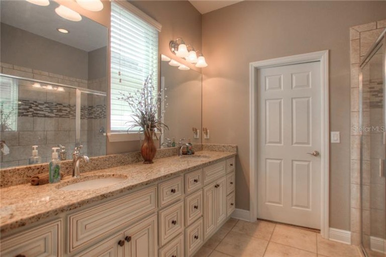 Photo 15 of 25 - 541 Westchester Hills Ln, Valrico, FL 33594