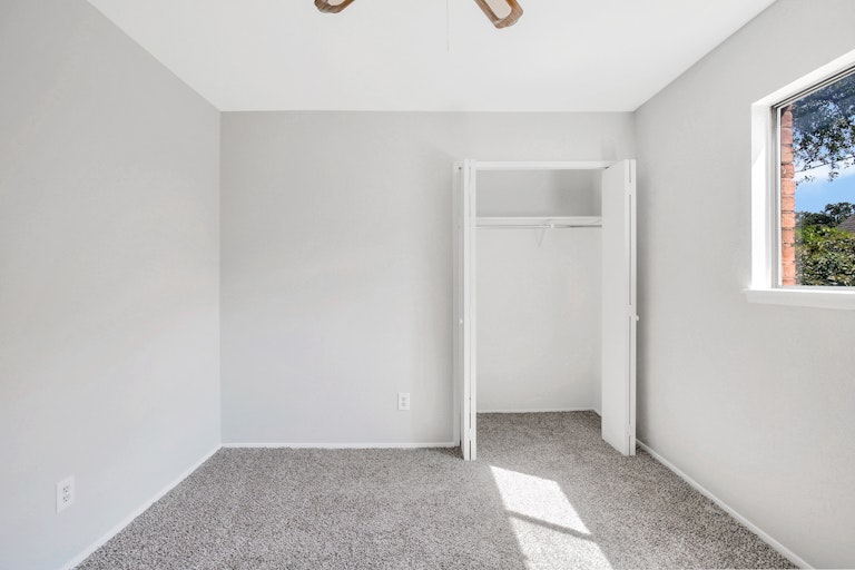 Photo 11 of 25 - 2324 Chinaberry Dr, Bedford, TX 76021
