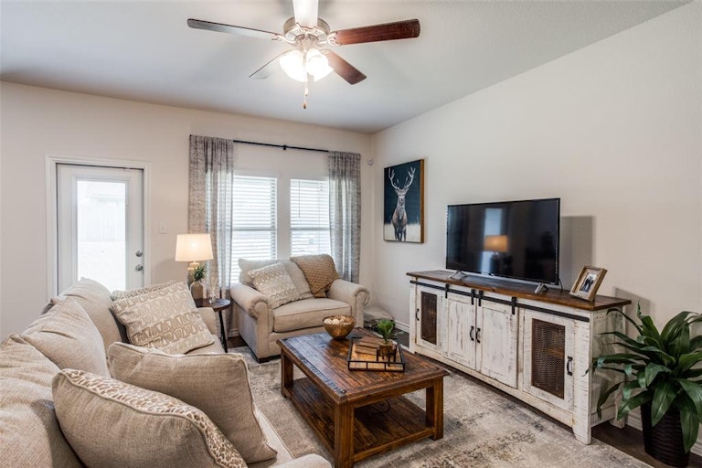 Photo 6 of 23 - 1004 Chuckwagon Ln, Princeton, TX 75407