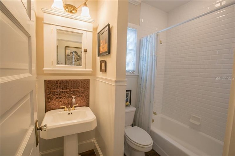 Photo 12 of 25 - 822 Michigan St, Mount Dora, FL 32757