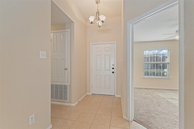 Photo 3 of 25 - 10121 Sourwood Dr, Fort Worth, TX 76244