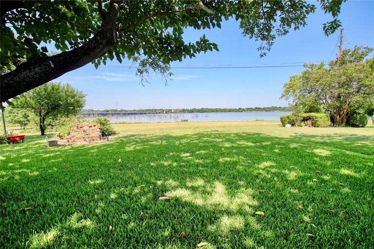 Photo 16 of 27 - 5520 Lakeview Cir, Rowlett, TX 75089