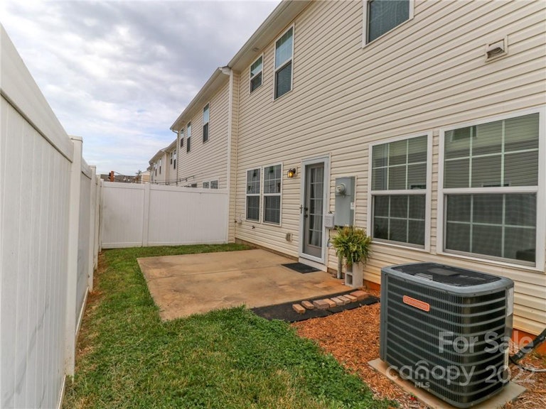 Photo 27 of 39 - 7620 Red Mulberry Way, Charlotte, NC 28273