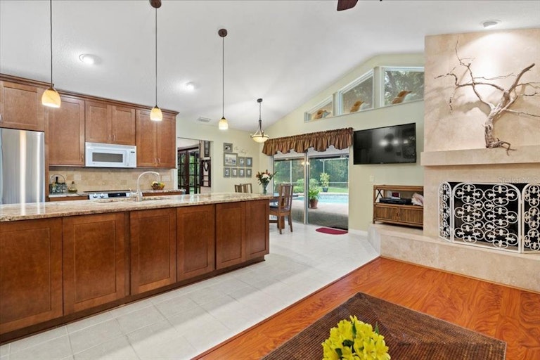 Photo 7 of 42 - 4904 Dewey Rose Ct, Tampa, FL 33624