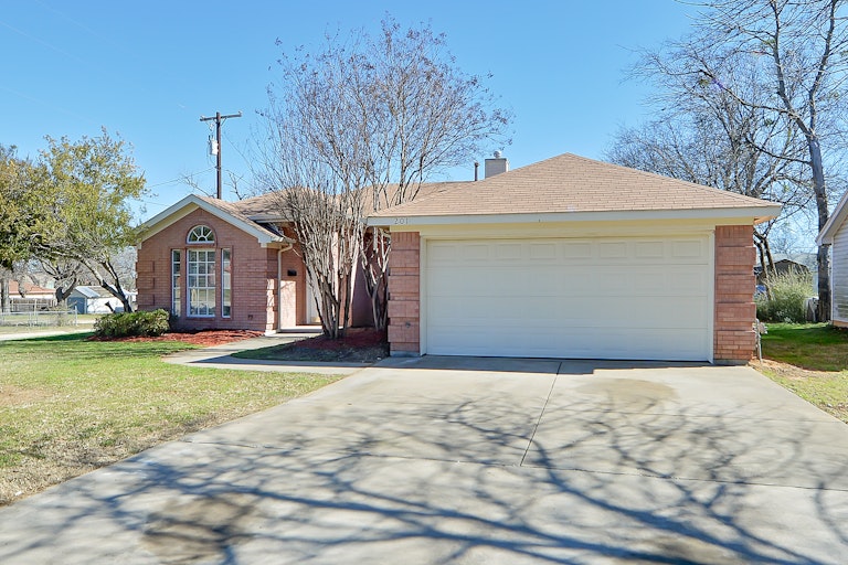 Photo 21 of 21 - 201 S 3rd Ave, Mansfield, TX 76063