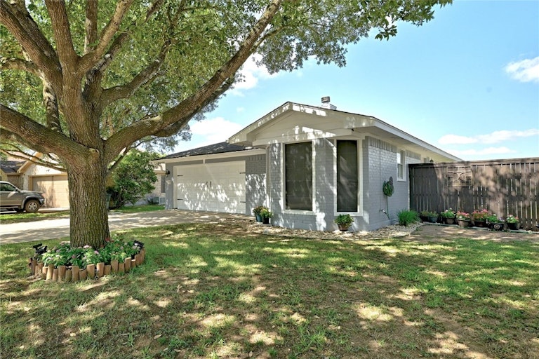 Photo 2 of 25 - 7228 Wardman Dr, Del Valle, TX 78617