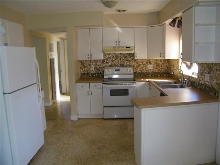 Photo 4 of 17 - 776 85th Ave N, Saint Petersburg, FL 33702