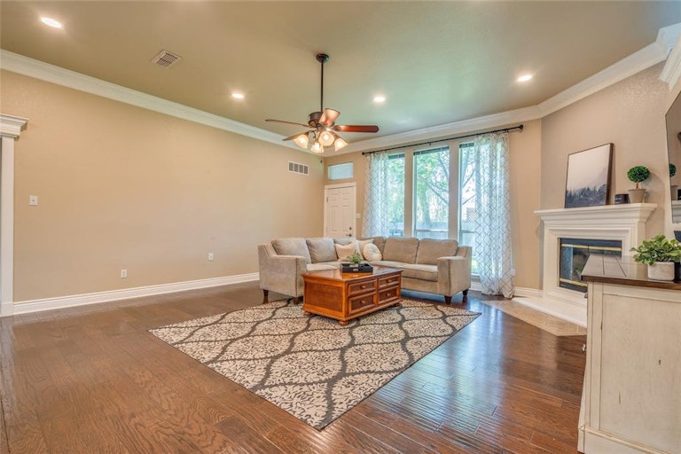 Photo 17 of 40 - 6841 Beverly Glen Dr, Fort Worth, TX 76132