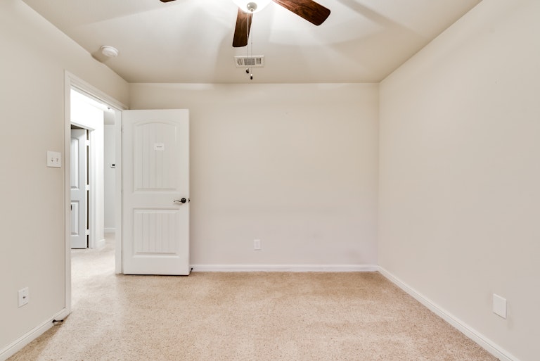 Photo 26 of 32 - 2909 Englefield Grn, Denton, TX 76207