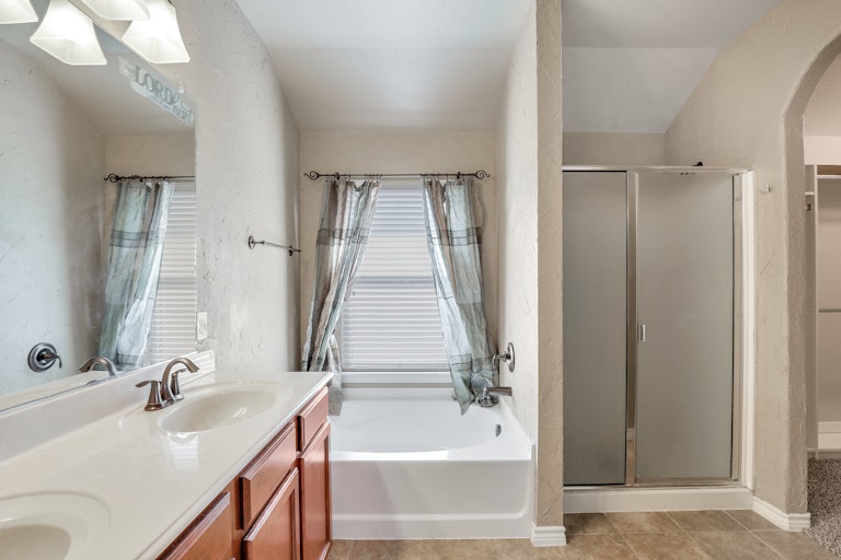 Photo 13 of 25 - 8705 Vista Royale Dr, Fort Worth, TX 76108