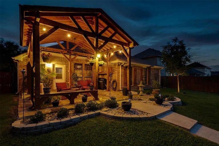 Photo 28 of 35 - 10304 Fossil Valley Dr, Fort Worth, TX 76131