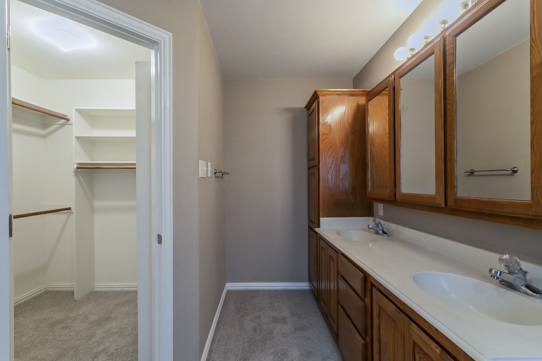 Photo 23 of 28 - 124 Hummingbird Ln, Justin, TX 76247