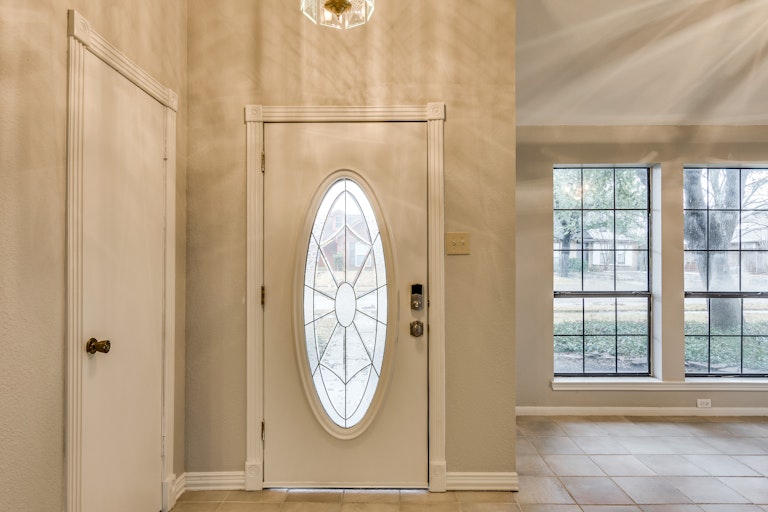 Photo 14 of 23 - 505 Country View Ln, Garland, TX 75043