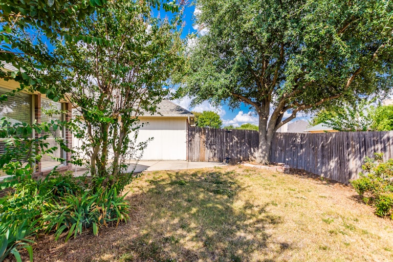 Photo 33 of 35 - 8160 Wales Dr, Frisco, TX 75035