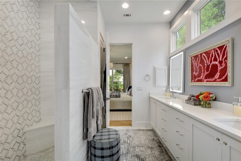 Photo 18 of 40 - 5001 Rollingwood Dr, West Lake Hills, TX 78746