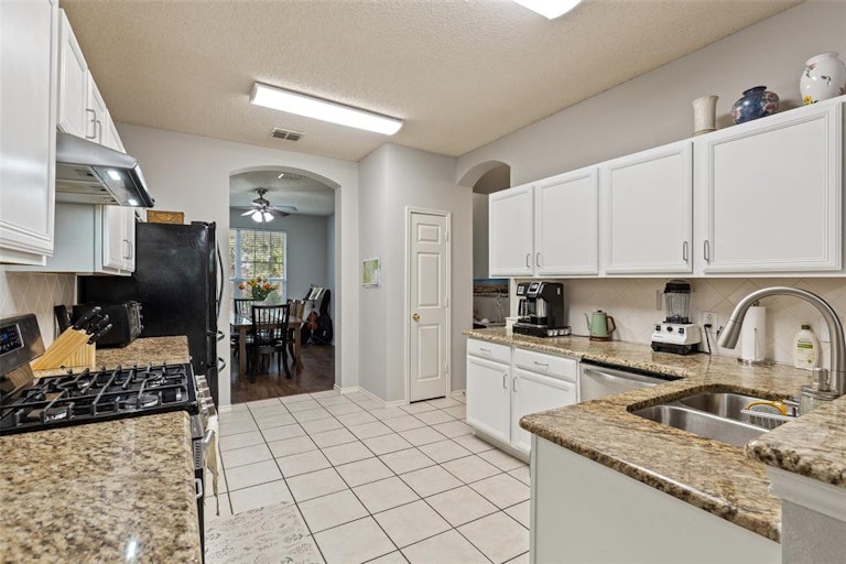 Photo 8 of 32 - 1105 Indian Trail Ct, Roanoke, TX 76262