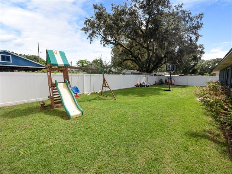 Photo 33 of 41 - 304 E Drew St, Plant City, FL 33563