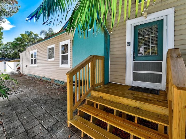 Photo 32 of 42 - 2010 Burlington Ave N, Saint Petersburg, FL 33713