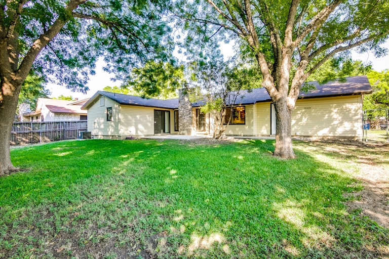 Photo 5 of 26 - 13823 Briarmeadow St, San Antonio, TX 78217