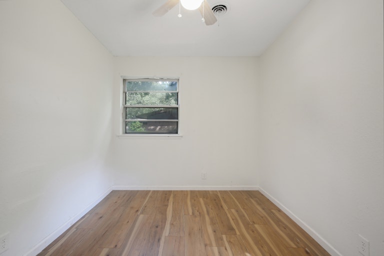 Photo 19 of 25 - 1241 King Dr, Bedford, TX 76022
