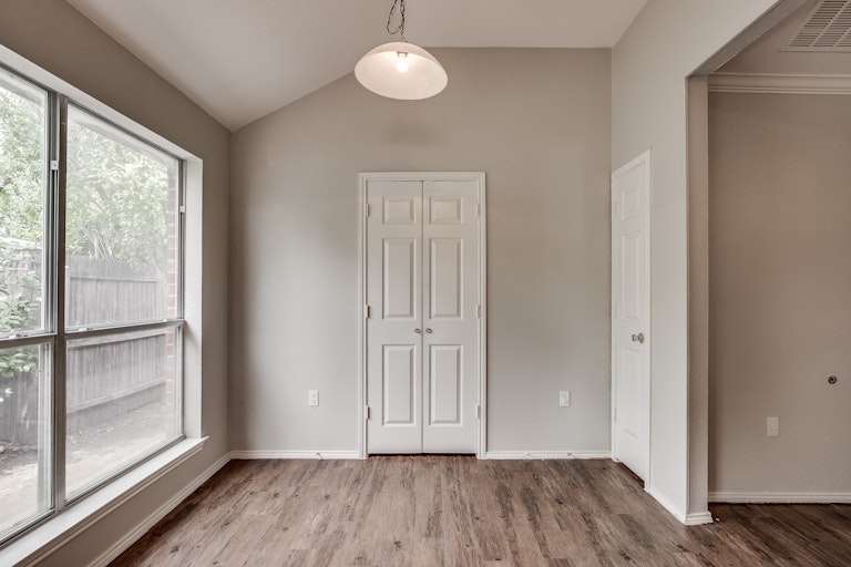 Photo 11 of 28 - 6910 Todd Ln, Sachse, TX 75048