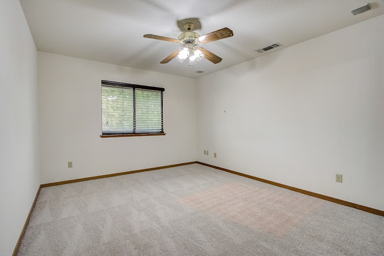 Photo 33 of 43 - 7684 El Douro Dr, Sacramento, CA 95831