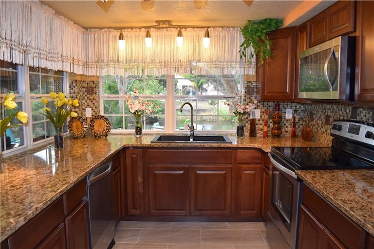 Photo 10 of 25 - 12416 Cobble Stone Dr, Hudson, FL 34667