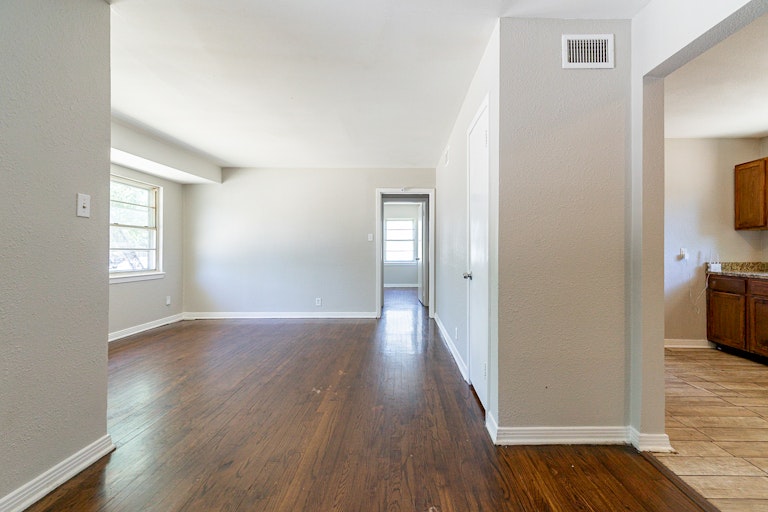 Photo 11 of 25 - 11740 Fernald Ave, Dallas, TX 75218