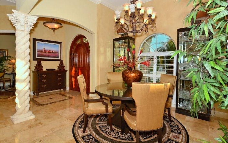 Photo 10 of 22 - 571 Putting Green Ln, Longboat Key, FL 34228