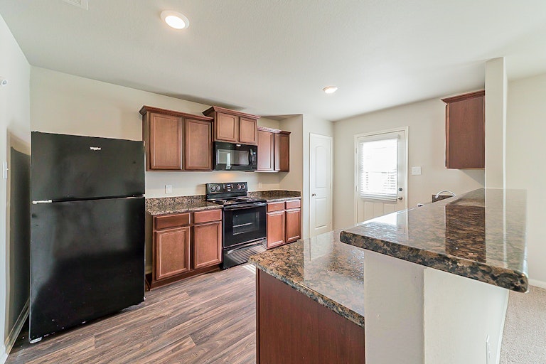 Photo 7 of 27 - 8015 Distant Harbor Rd, Baytown, TX 77523