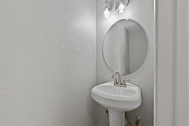 Photo 17 of 36 - 214 Andorra Ln, Houston, TX 77015