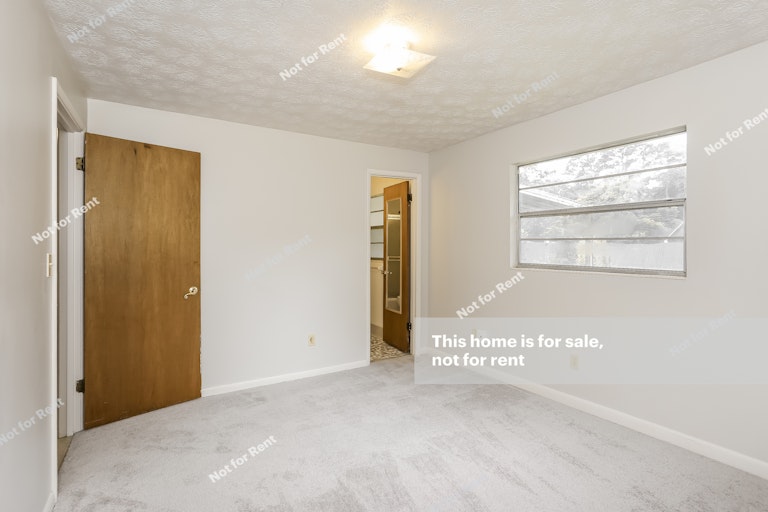 Photo 16 of 27 - 11110 Woodelm Dr W, Jacksonville, FL 32218