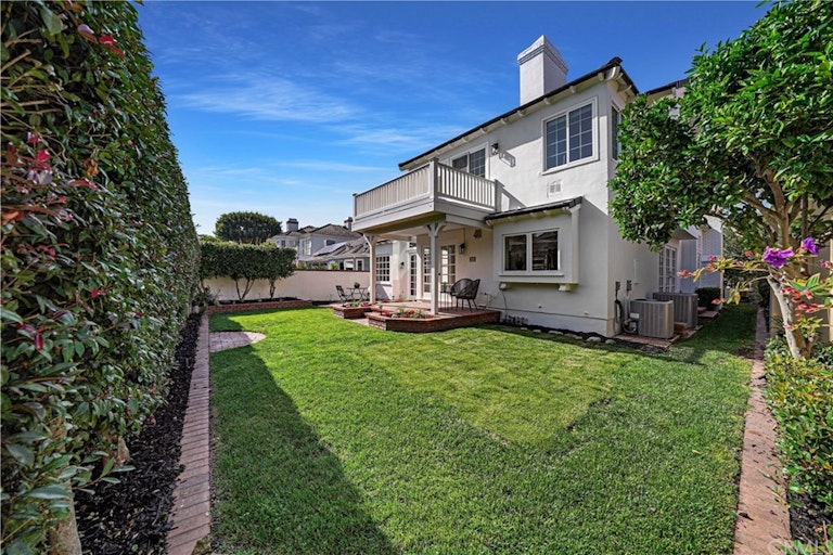 Photo 40 of 47 - 19365 Woodlands Dr, Huntington Beach, CA 92648