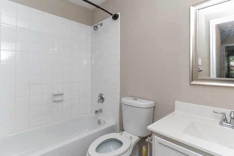 Photo 10 of 19 - 2552 Pilgrim Rest Dr, Dallas, TX 75237